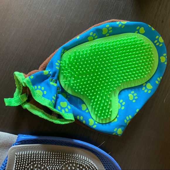 Pet grooming rubber bristle brush mittens - Picture 3 of 7